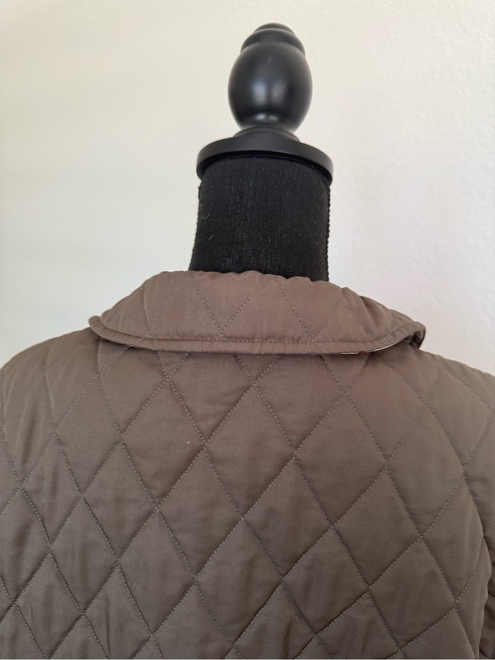 Burberry Women's Quilted Barn Jacket in Olive Green - Picture 14 of 16
